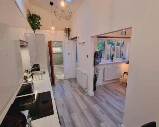 Hanger Hill Apartamento | Boutique Modern Apartment Opposite Station