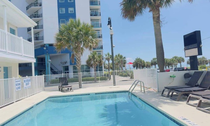 Downtown Myrtle Beach Apartamento | Boutique on the beach, Studio #108 + Pool