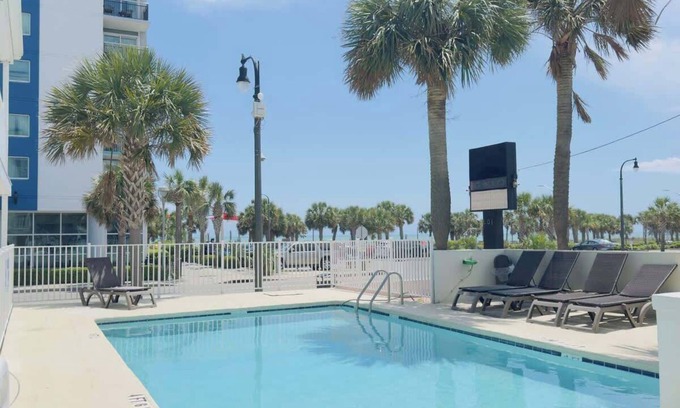 Downtown Myrtle Beach Apartamento | Boutique on the beach, Studio #116 + Pool
