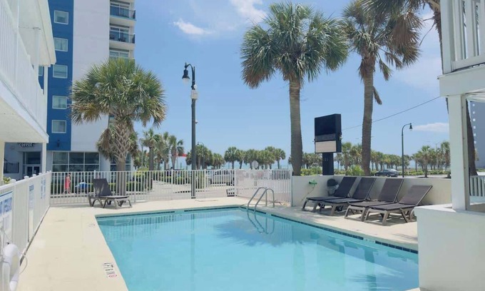 Downtown Myrtle Beach Apartamento | Boutique on the beach, Studio #127 + Pool