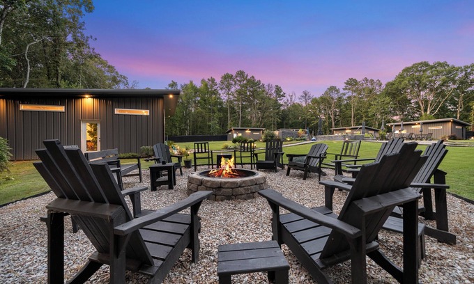 Royal Cabina | Poolside Paradise for Grown-Ups – Hot Tub, Fire Pit, and Chill Vibes- Home 3
