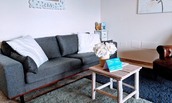 Porto Pozzo Apartamento | Apartamento boutique con vistas al mar, piscina grande y jardín privado.