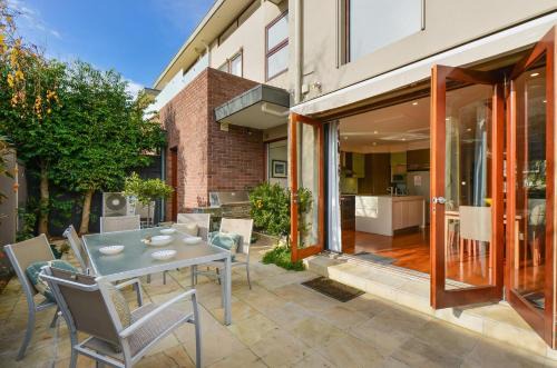 Glen Iris Casa | Boutique Stays - Maple on Kent