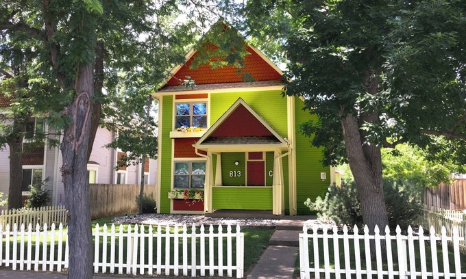 University Park Apartamento | Boutique Studio Apartment Hotel across from CSU in Old Town Fort Collins! Light filled space that will transport and capture your heart. Curl up and read a book, let your mind wander from your private balcony as the giant oak tree blows in the breeze