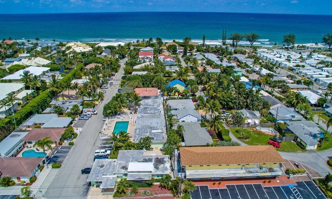 Ocean Ridge Apartamento | Apartamento estilo boutique con piscina a 200 metros de la playa.