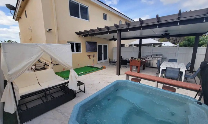 Princeton Casa | Boutique Style Home 3 Bedrooms Mini-Golf, BBQ, Hot Tub, EV-Charger Games Casino