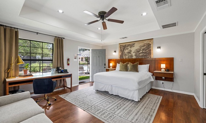 Crawford Apartamento | Poolside King Suite #5 @ Gathering Oaks Retreat
