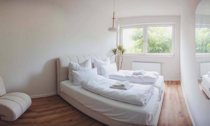 Celle Apartamento | Boutique Suite by the Park w Parking