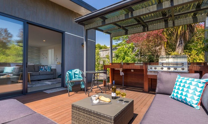Mapua Apartamento | Boutique unit with private deck and outdoor kitchen near shops and social hub