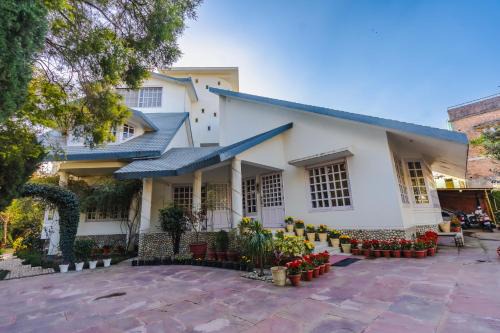 Bullawala Casa | Boutique Villa by Hotel Saffron Leaf with Private Lawn & Bonfire