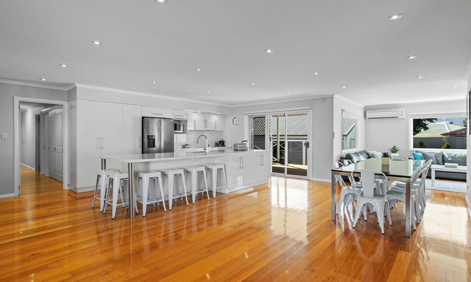 Glenorchy Casa | Bowden House -Huge Family Home In Hobart -8 Bedroom, 6 Bathroom, 5 Living zones