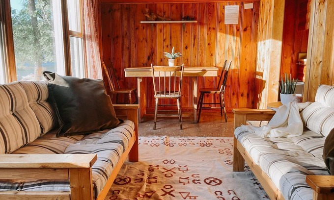 Sioux Narrows Nestor Falls Cabina | Bowerbird Beach Camp Cabin #3