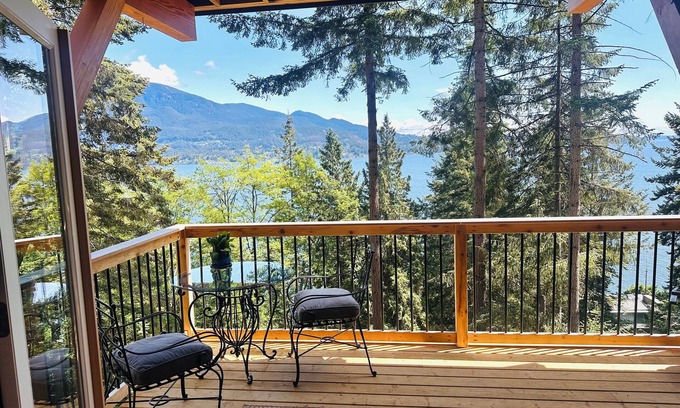 Bowen Island Casa | Bowen Island Getaway by the Sea- Dog friendly- Ocean Views