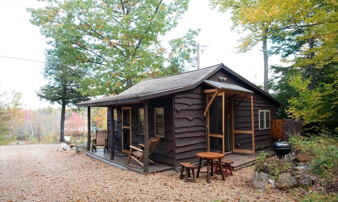 Pittsfield Cabina | Bower Cabin- Cabina en el bosque en un estanque remoto, escapada romántica, vida verde!
