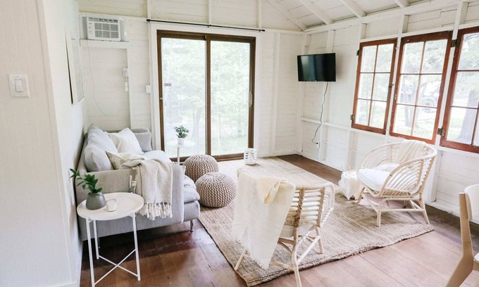 Winnipeg Beach Cabina | Bowerbird Stays Bright and Beachy Vintage Cabin