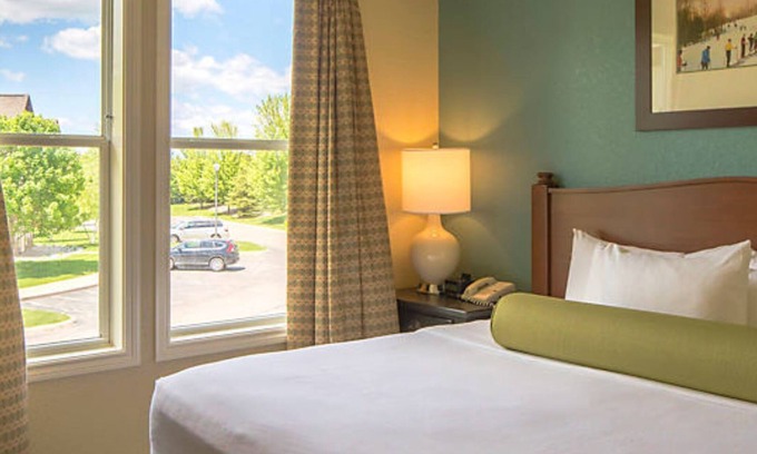 Boyne Falls Villa | Boyne Mountain Luxury 1 BR Full Kitchen Condo (B)