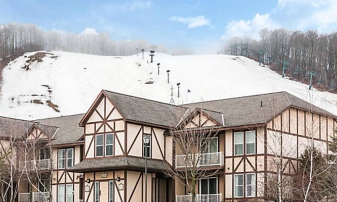 Boyne Falls Villa | Boyne Mountain Luxury 1 BR Full Kitchen Condo (A)