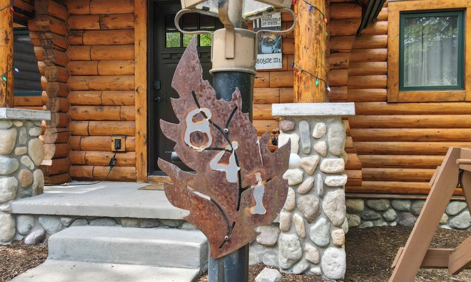Boyne City Cabina | Boyne Mountain Cabin 4 Bedrooms garage and hot tub clean and cozy
