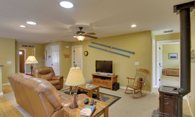 Four Corners Condominio | Bozeman Condo w/ Grill ~ 2 Mi to Hot Springs!