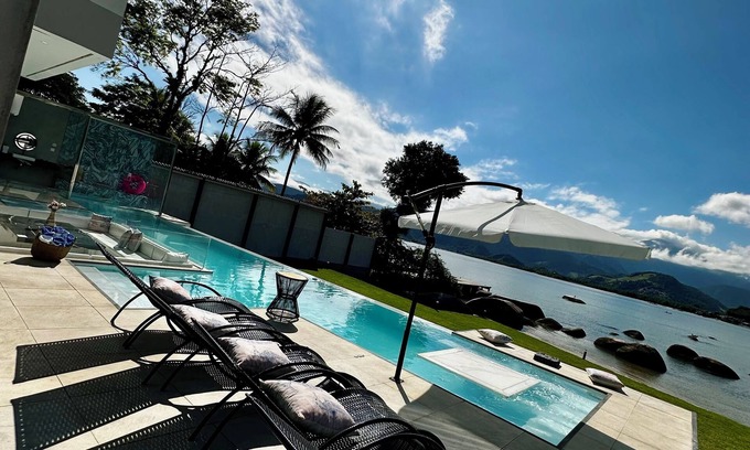 Mambucaba Casa | Mansion on the sand, private beach, heated jacuzzi, wet bar