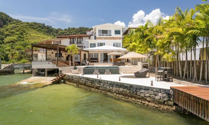 Caieira Casa | Cove in front of the island of Caras