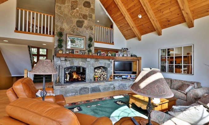 Ludlow Apartamento | Gorgeous Solitude Home with Direct Ski Access and Hot Tub