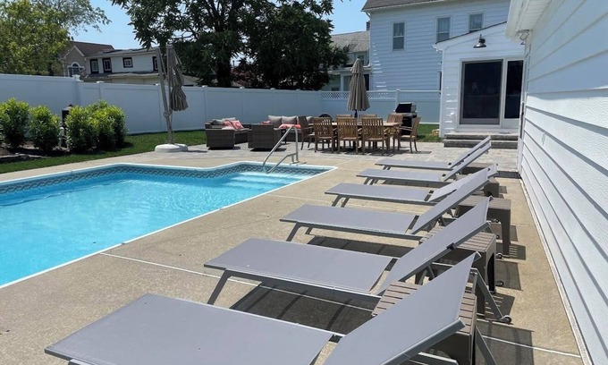 Bradley Beach Casa | Bradley Beach Escape: 4BR, 2BA Pool, lake view, & 1.5 blks to beach!
