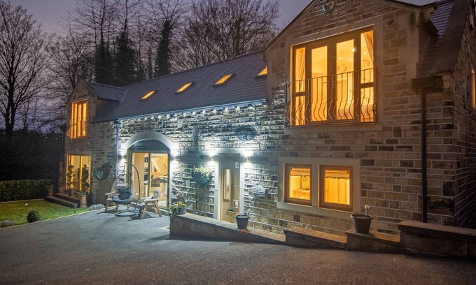 Fenay Bridge Cabaña | BRADLEY MANOR, family friendly, with hot tub in Huddersfield