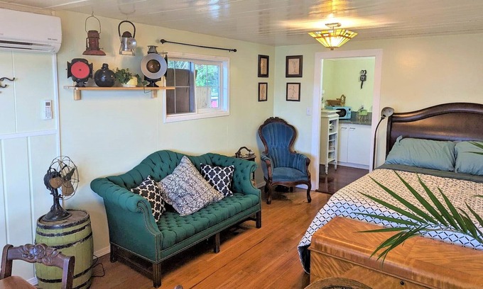 Westlake Cabina | Brakeman's Bay - Charming Lakefront Studio - Wheelchair Accessible