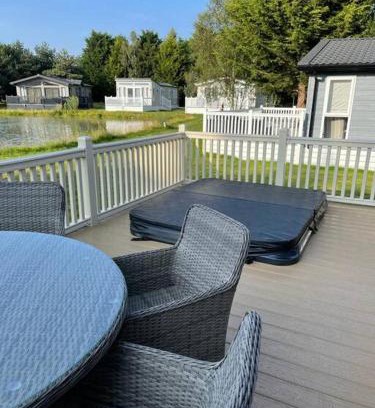 Allerthorpe Casa | Bramble Lodge with Hot Tub