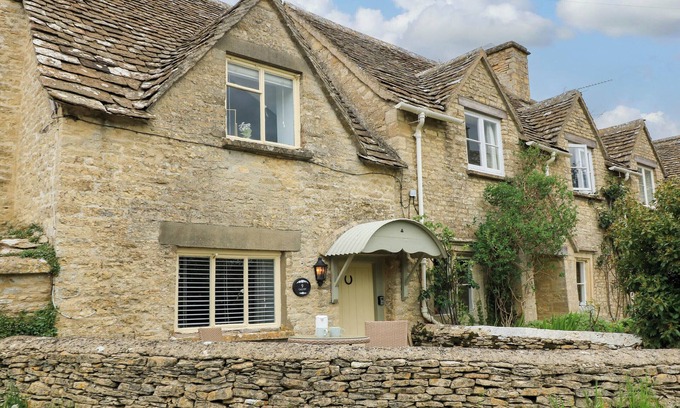Chedworth Casa | BRAMLEY COTTAGE, pet friendly, with a garden in Cirencester