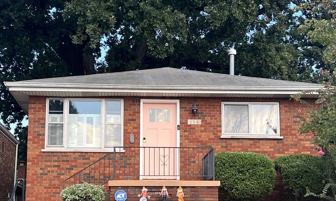 St. Louis Casa | *Brand New* 10 minutes to downtown. Sleeps 7.