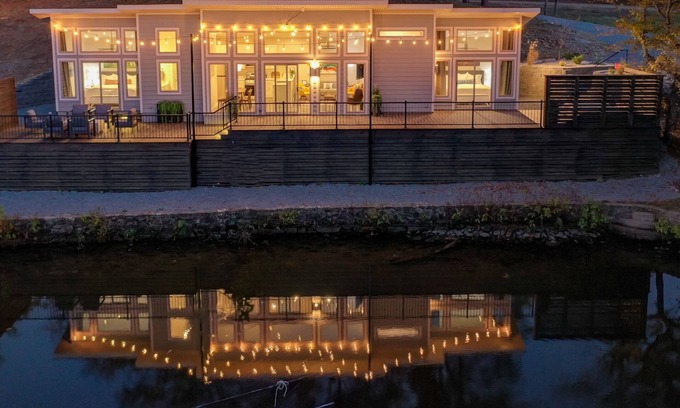Mid America Casa | BRAND NEW 2/2 lakefront home w/lrg deck; hot tub; outdoor fire pit & game room!