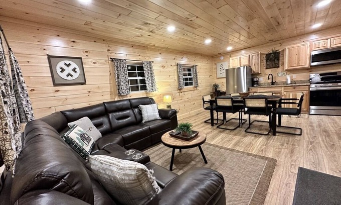 Old Forge Cabina | Brand NEW! 2-Bedroom Cabin in Old Forge. AC, Washer/Dryer, WiFi. Walk to town!