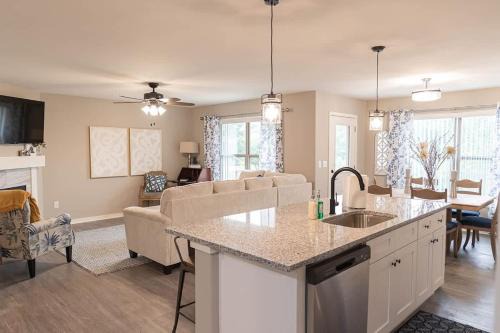 Loves Park Casa | Brand New 2 Bedroom with Office