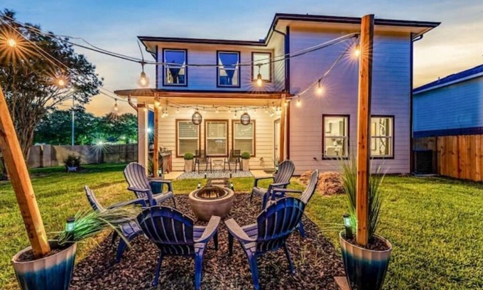 Southbelt/Ellington Casa | BRAND NEW 2022 🏡w/King🛌|Bond🔥|15m to✈️ & NASA🚀