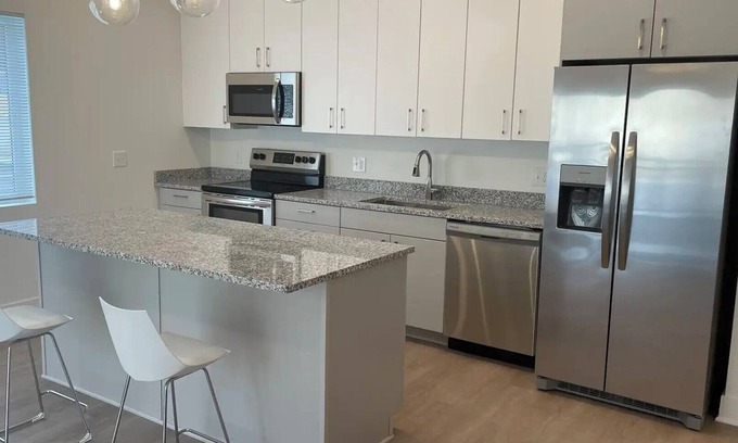 University Circle Apartamento | Monroe 2BD/1BA - Dos Habitaciones Piso, Capacidad 3