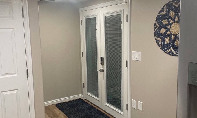 South Jordan Apartamento | Brand New 3-bedroom basement apartment with WiFi, AC in South Jordan