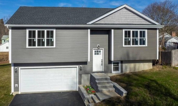 Worcester Casa | Brand new 3 bedroom house in welcoming Worcester with WiFi and AC