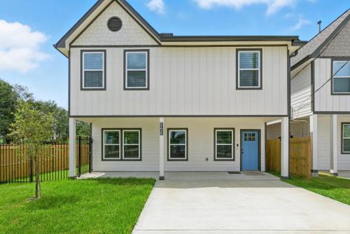 Northeast Houston Apartamento | Brand-New 3 BR House Mins To Downtown and Airports
