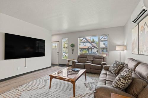 West Central Apartamento | Brand New 3BD 2 5BTH Triplex Unit Near Downtown