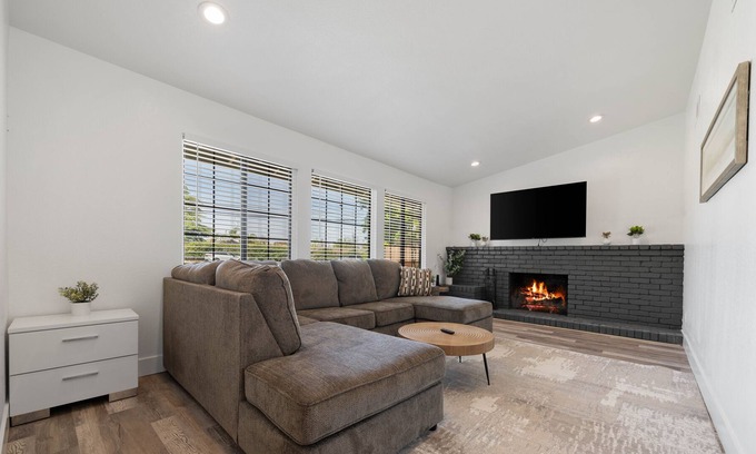 Carmichael Casa | Brand New 3BD/2BA Near the River Perfect Getaway!