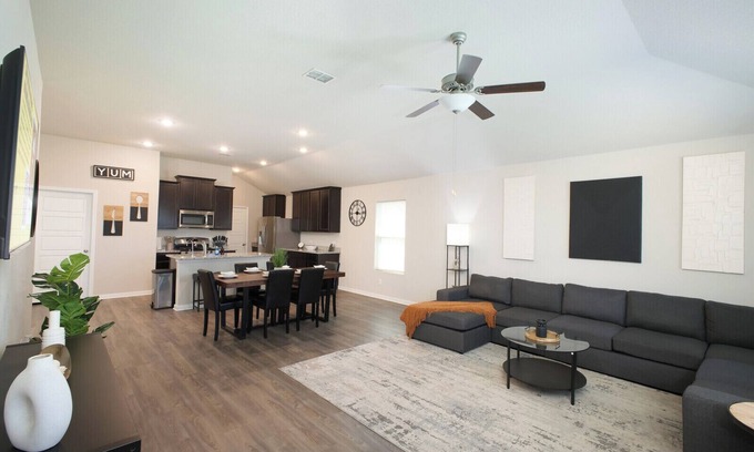 San Antonio Casa | Brand-New 3BR Brooks Extended Stay W/D WiFi!