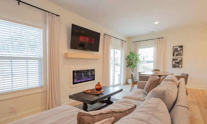 Lynchburg Apartamento | Brand-New 3BR Townhome | KING BED | Great Location