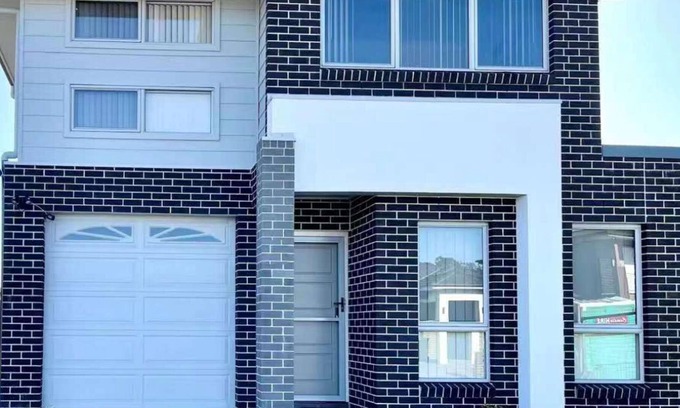 Leppington Casa | Brand new 5 BDRS 3 BATHS house with Netflix3 mins to Coles