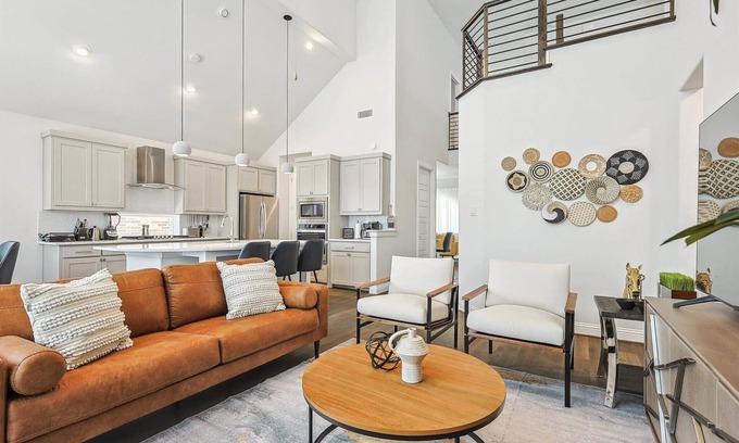 Irving Casa | Brand New 5BD,4BA Luxury Vacation Home w Hot Tub