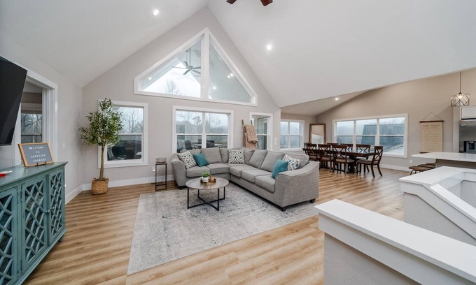 Lakeside Estates Casa | BRAND NEW! 6B/5Ba near Sugar Hollow Marina/Jumping Bridge. Hot Tub!