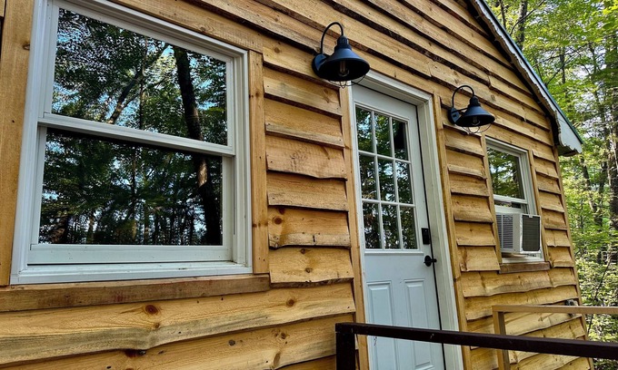 Lake Tomahawk Cabina | Brand New All Season Cabin Rental w/ Snowmobile Trail Access
