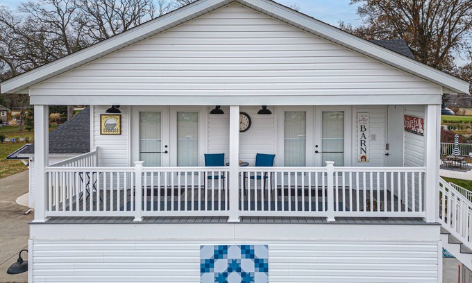 St. Clair County Apartamento | Brand new apartment with full kitchen, porch and patio.1 King/1sofa bed/ 1 bath