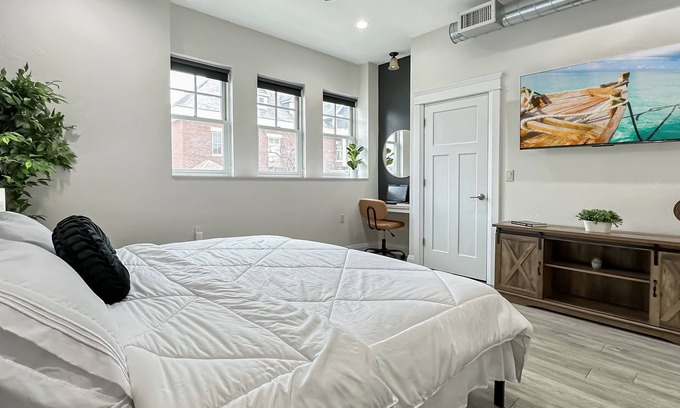 Fond du Lac Apartamento | BRAND NEW Art District Loft 16